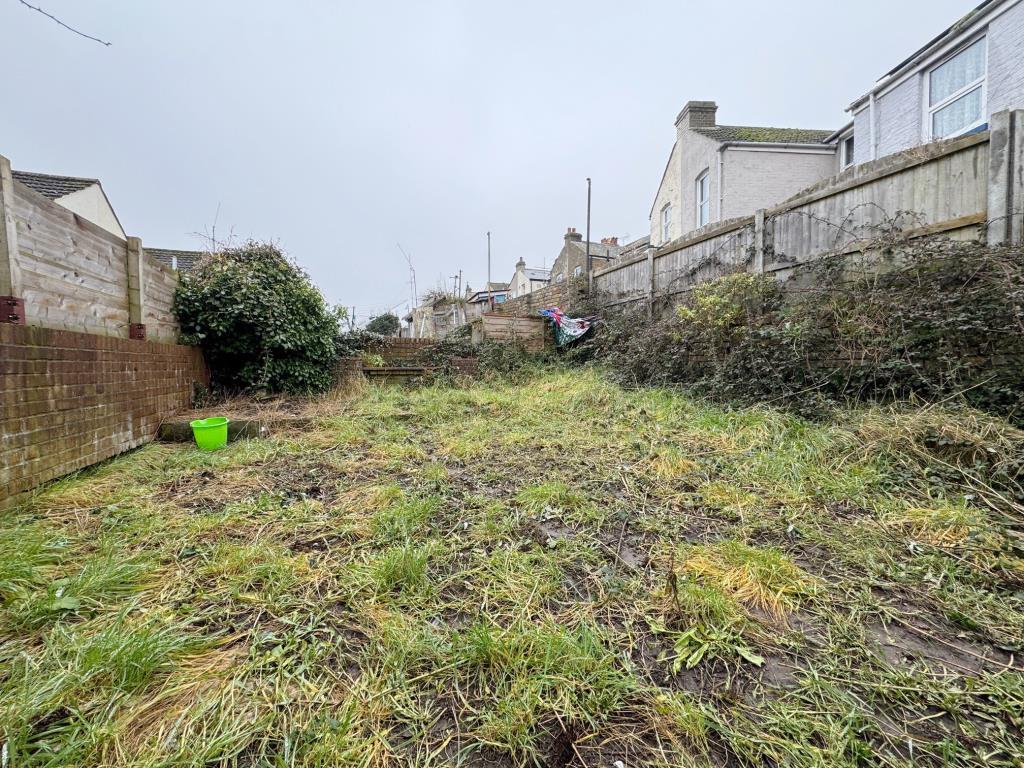 Lot: 134 - BAY FRONTED END-TERRACE HOUSE - Rear garden